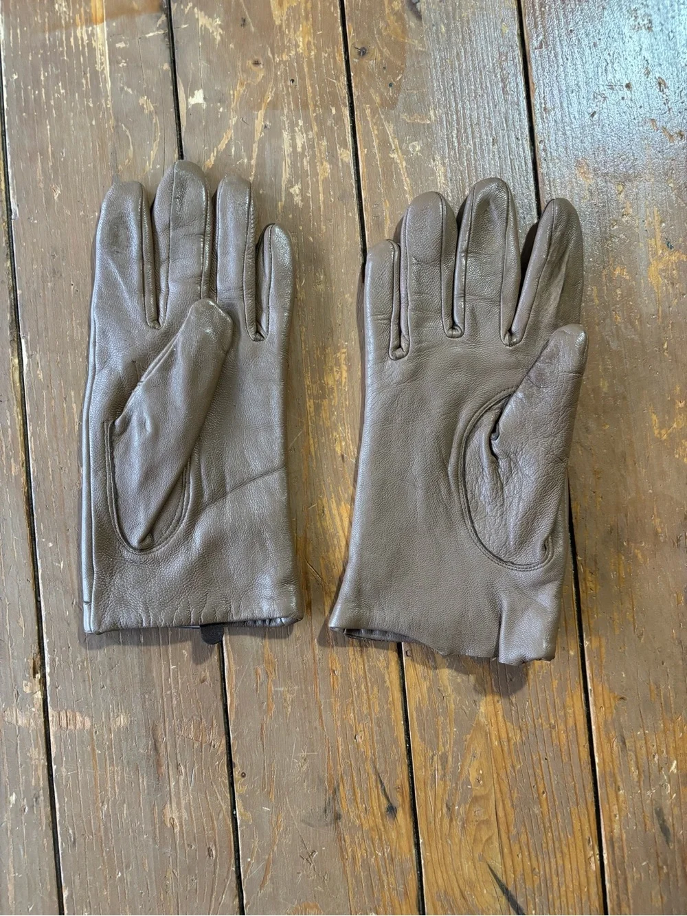 Worthington Classic Brown Leather Gloves with Buckle Detail